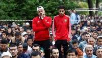 Para pendukung memakai jersey dan jaket Timnas Maroko. REUTERS/Anton Vaganov.