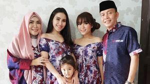 Potret Keluarga Selebriti saat Lebaran, Sophia Latjuba Berhijab