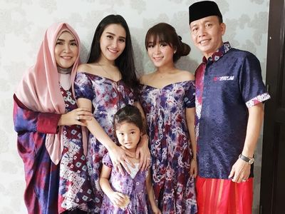 Potret Keluarga Selebriti saat Lebaran, Sophia Latjuba Berhijab