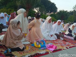 Ini Pesan Risma ke Warga Usai Salat Id di Taman Surya