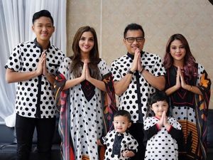 Foto Bareng Keluarga, Kaki Aurel Hermansyah Jadi Sorotan Foto Bareng Keluarga, Kaki Aurel Hermansyah Jadi Sorotan