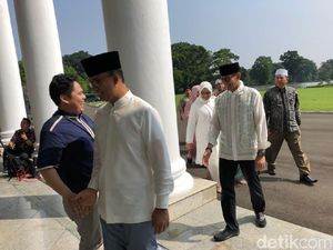Hadiri Open House Jokowi, Anies-Sandi Sempat Disoraki Warga Hadiri Open House Jokowi, Anies-Sandi Sempat Disoraki Warga
