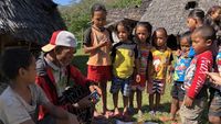Potret Keseruan Anak-anak Wae Rebo ketika Main Rubik