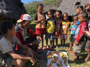 Potret Keseruan Anak-anak Wae Rebo ketika Main Rubik