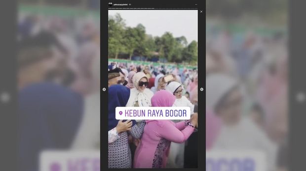 Syahrini saat dikerubungi fan.