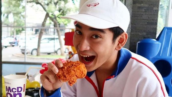 Tampannya Bio One Saat Ngopi dan Makan Bareng Anya Geraldine