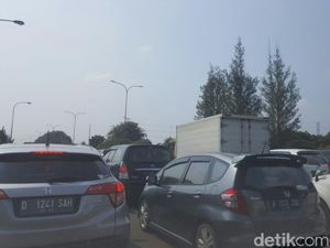 Tol Jakarta-Cikampek Macet Akibat Antrean di 2 Rest Area Tol Jakarta-Cikampek Macet Akibat Antrean di 2 Rest Area