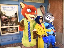 Bertemu Tokoh-tokoh Kartun di Disneyland Hong Kong