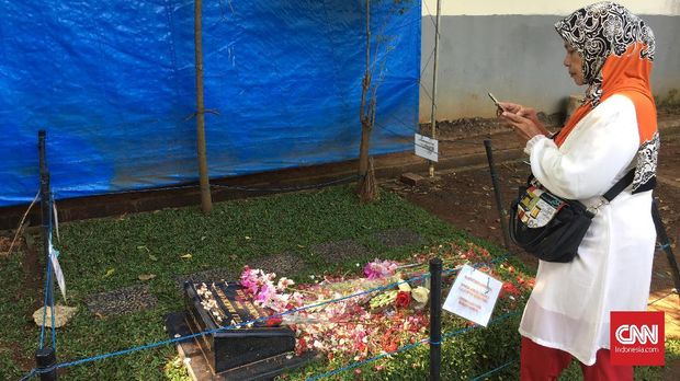 Penggemar berziarah ke makam Jupe.
