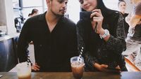 10 Pose Keren Petra Sihombing Ketika Makan Bersama Teman dan Ngopi Bareng Istri