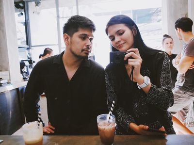 10 Pose Keren Petra Sihombing Ketika Makan Bersama Teman dan Ngopi Bareng Istri