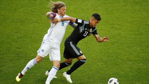 Maximiliano Meza dijatuhkan Magnusson yang akhirnya berbuah penalti untuk Argentina.