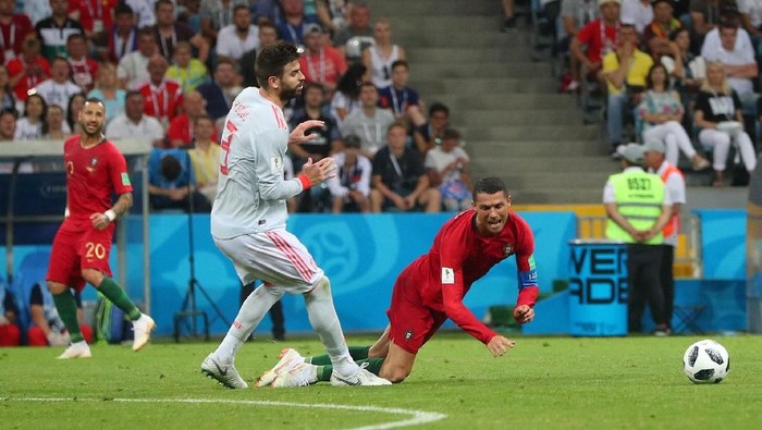 Soccer Football - World Cup - Group B - Portugal vs Spain - Fisht Stadium, Sochi, Russia - June 15, 2018   Portugals Cristiano Ronaldo is fouled by Spains Gerard Pique    REUTERS/Hannah McKay