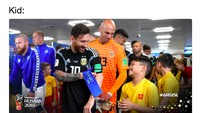 Ini olok-olokan untuk Messi dari bocah pengirinyanya saat masuk lapangan. (Foto: istimewa)