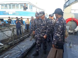 TNI Gagalkan Penyelundupan 14 Ribu Botol Miras dari Malaysia TNI Gagalkan Penyelundupan 14 Ribu Botol Miras dari Malaysia