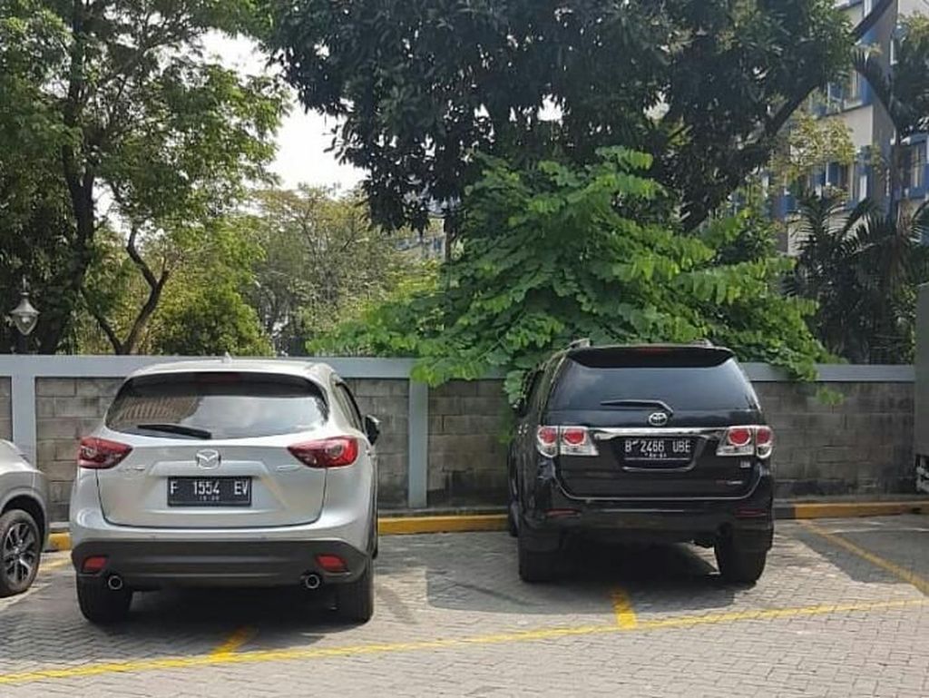 Mobil Kayak Gini Nih yang Bikin Sempit Parkiran Mobil Kayak Gini Nih yang Bikin Sempit Parkiran