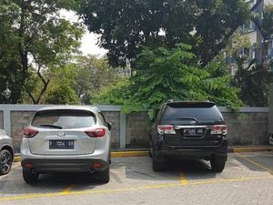 Mobil Kayak Gini Nih yang Bikin Sempit Parkiran Mobil Kayak Gini Nih yang Bikin Sempit Parkiran