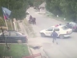 Lupa Tarik Rem Tangan Saat Mobilnya Diparkir, Begini Jadinya