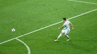 Gol indah dari Nacho Fernandez tiga menit berselang membawa Spanyol berbalik unggul 3-2. Tendangan kaki kanannya melengkung masuk ke gawang. (Foto: Lucy Nicholson/Reuters)