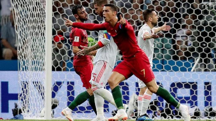 Cristiano Ronaldo mencetak dua gol untuk membawa Portugal mengungguli Spanyol 2-1 di babak pertama laga Grup B Piala Dunia 2018. (Foto: Ueslei Marcelino/Reuters) Cristiano Ronaldo mencetak dua gol untuk membawa Portugal mengungguli Spanyol 2-1 di babak pertama laga Grup B Piala Dunia 2018. (Foto: Ueslei Marcelino/Reuters)