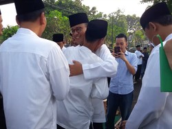 Tentang Tradisi Halalbihalal di Makam yang Dihadiri Anies