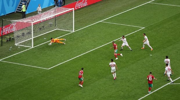 Alireza Beiranvand beraksi menyelamatkan gawang Iran dalam laga menghadapi Maroko.