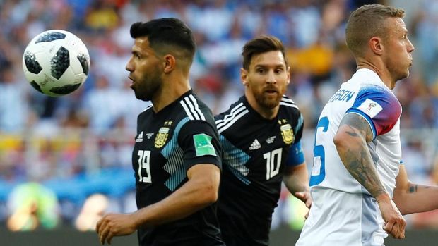 Para pemain timnas Argentina gagal mengimbangi permainan Lionel Messi.