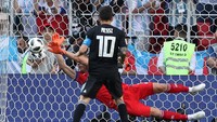 Inilah foto saat eksekusi penalti Lionel Messi digagalkan oleh Hannes Halldorsson. Foto: Albert Gea/Reuters