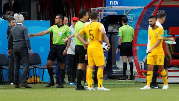 Wasit Andreas Cunha tengah melihat reka ulang adegan dalam laga Prancis lawan Australia.