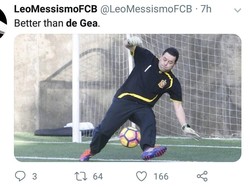 Aksi orang ini juga mungkin lebih baik daripada De Gea (Foto: Twitter @LeoMessimoFCB)