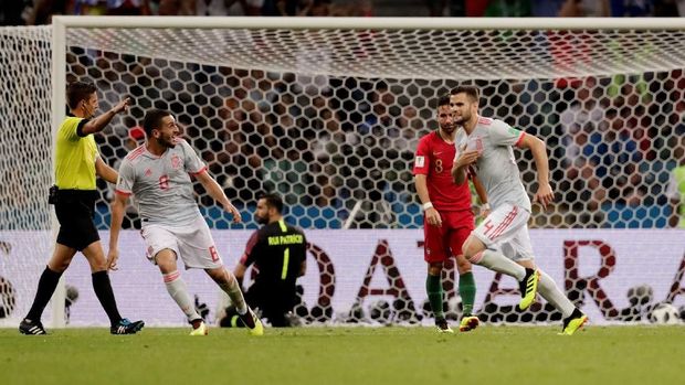 Nacho Fernandez merayakan gol ke gawang Portugal.