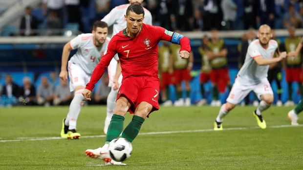 Satu dari tiga gol Cristiano Ronaldo tercipta lewat sepakan penalti.