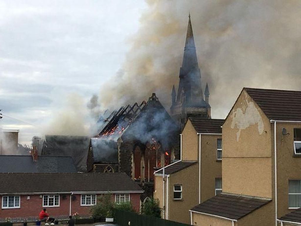 Foto: Gereja Terbakar di Newport Wales Foto: Gereja Terbakar di Newport Wales