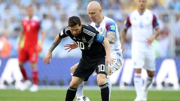 Lionel Messi sempat mendapat peluang dari tendangan bebas pada awal-awal pertandingan.