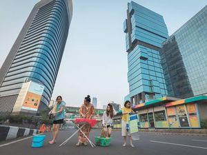 Unik! Piknik hingga Nyetrika di Tengah Jalan Ibu Kota yang Kosong