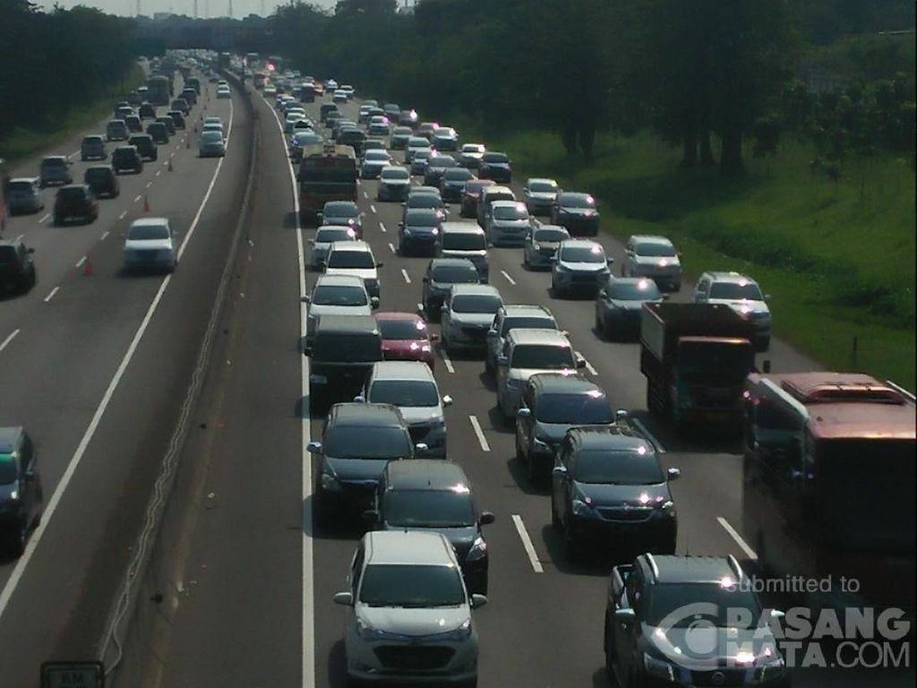 Tol Japek Arah Jakarta Diberlakukan Contraflow Mulai Km 61 Tol Japek Arah Jakarta Diberlakukan Contraflow Mulai Km 61