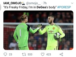 Jika iya, maka ini menjadi hari yang aneh bagi De Gea bisa bertukar raga dengan Karius. (Foto: Twitter @omojo)