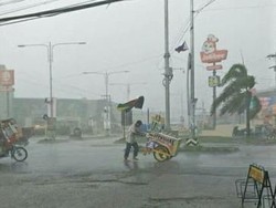 Foto Viral Penjual Es Krim di Tengah Hujan Deras Ini Bikin Netizen Terenyuh