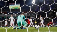 Kiper Spanyol David De Gea membuat blunder saat menghadapi Portugal di laga Grup B Piala Dunia 2018. De Gea gagal menangkap bola tendangan Cristiano Ronaldo meski sudah berada di posisi yang tepat untuk menghalaunya. (Foto: Murad Sezer/Reuters)