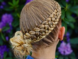 Rambut Dikepang Ini Mirip Kelamin Pria, Bikin Netizen Mikir Jorok