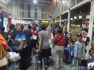 Hari Kedua Lebaran, Stasiun Senen Masih Dipadati Pemudik