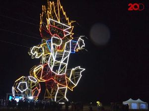 Maskot Raksasa Zabivaka di Tiang Tegangan Tinggi