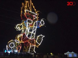 Maskot Raksasa Zabivaka di Tiang Tegangan Tinggi