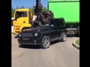 Sedih! Mobil Sekeren Ini Dihancurkan Crane