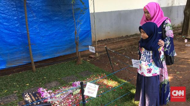 Warga sengaja mengunjungi makam Jupe untuk berdoa.