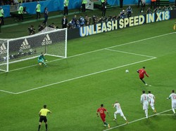 Di Fisht Olympic Stadium, Sochi, Sabtu (16/6/2018) dinihari WIB, Cristiano Ronaldo mencetak hat-trick. Gol pertamanya dicetak pada menit keempat lewat titik putih. Nacho melanggarnya di kotak penalti. (Foto: Lucy Nicholson/Reuters)