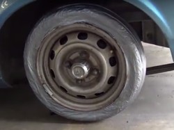 Ban Mobil Diganti Gulungan Lakban, Jangan Ditiru Buat Mudik Ya!