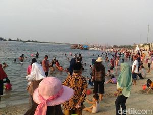 Meski Dengar Kabar Buaya di Priok, Warga Tetap Berenang di Ancol Meski Dengar Kabar Buaya di Priok, Warga Tetap Berenang di Ancol