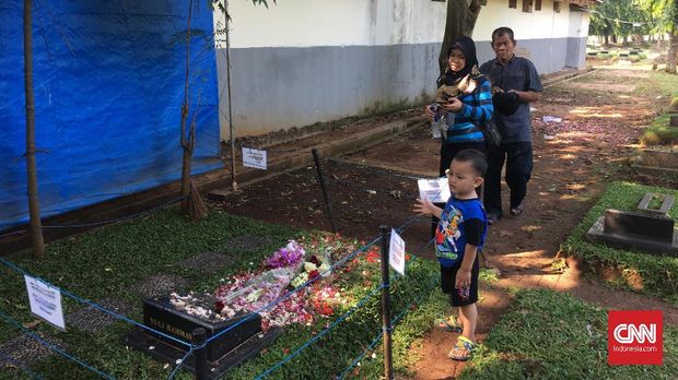Meski sudah dilarang menaburkan bunga, penggemar tetap melakukannya di makam Jupe.