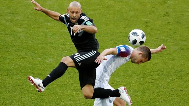 Sigurdsson (kanan) memberikan ancaman kepada Argentina di awal babak kedua.